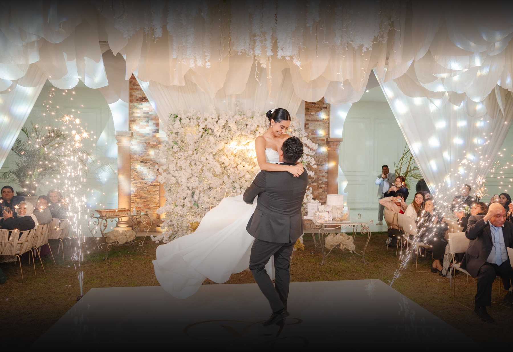 Primer baile entre chispas y flores blancas, por David Roche Photography