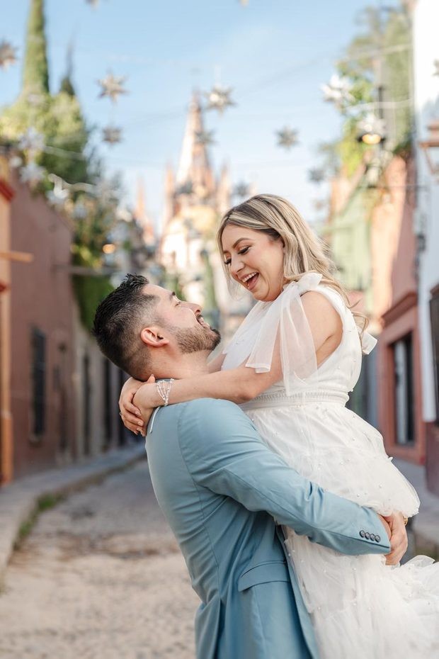 Sesión Save the Date de pareja en la calle