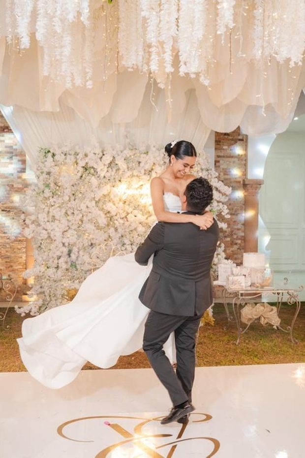 Los novios en la pista durante la fiesta
